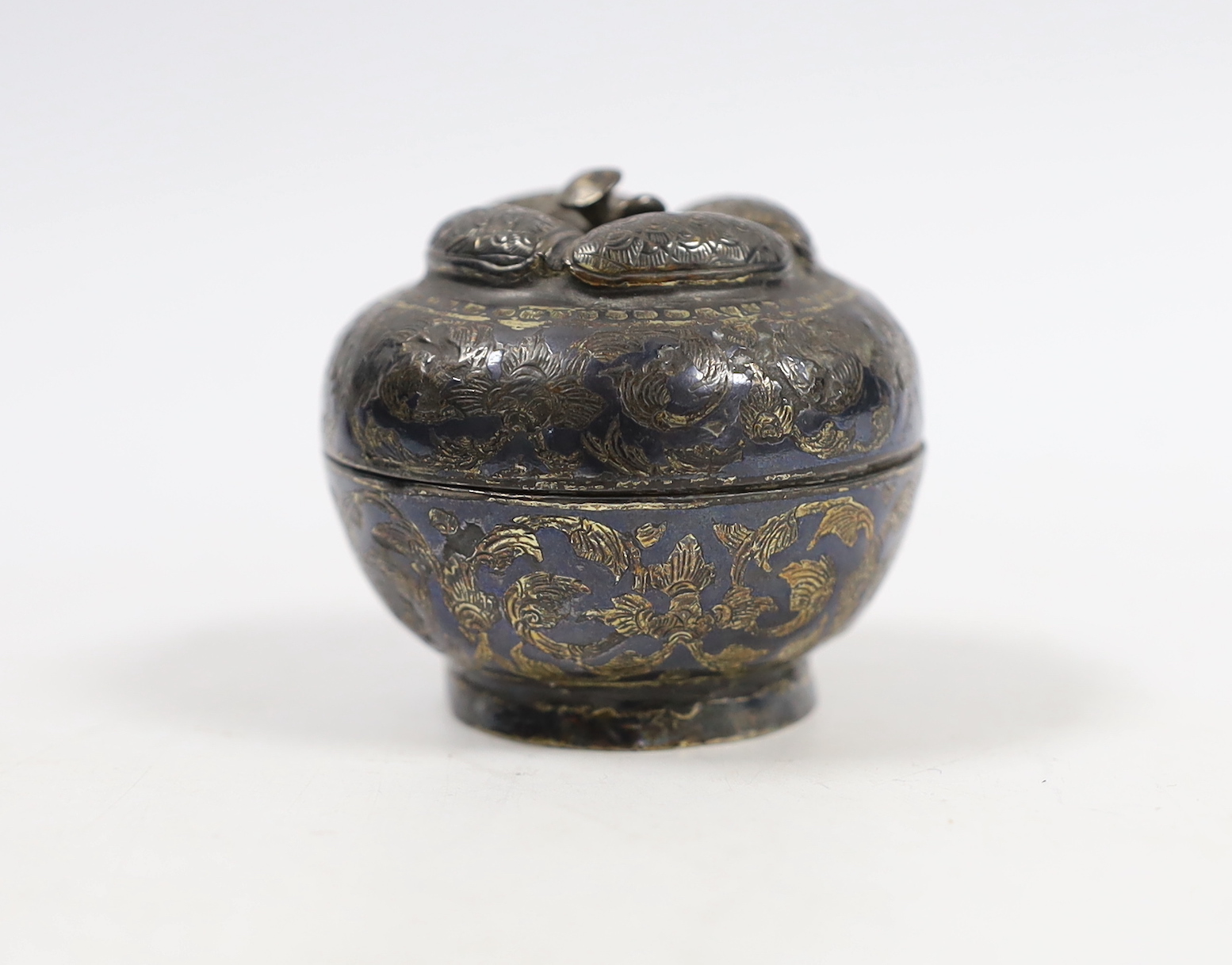 An 18th/19th century Thai silver and niello betel nut box, 5cm